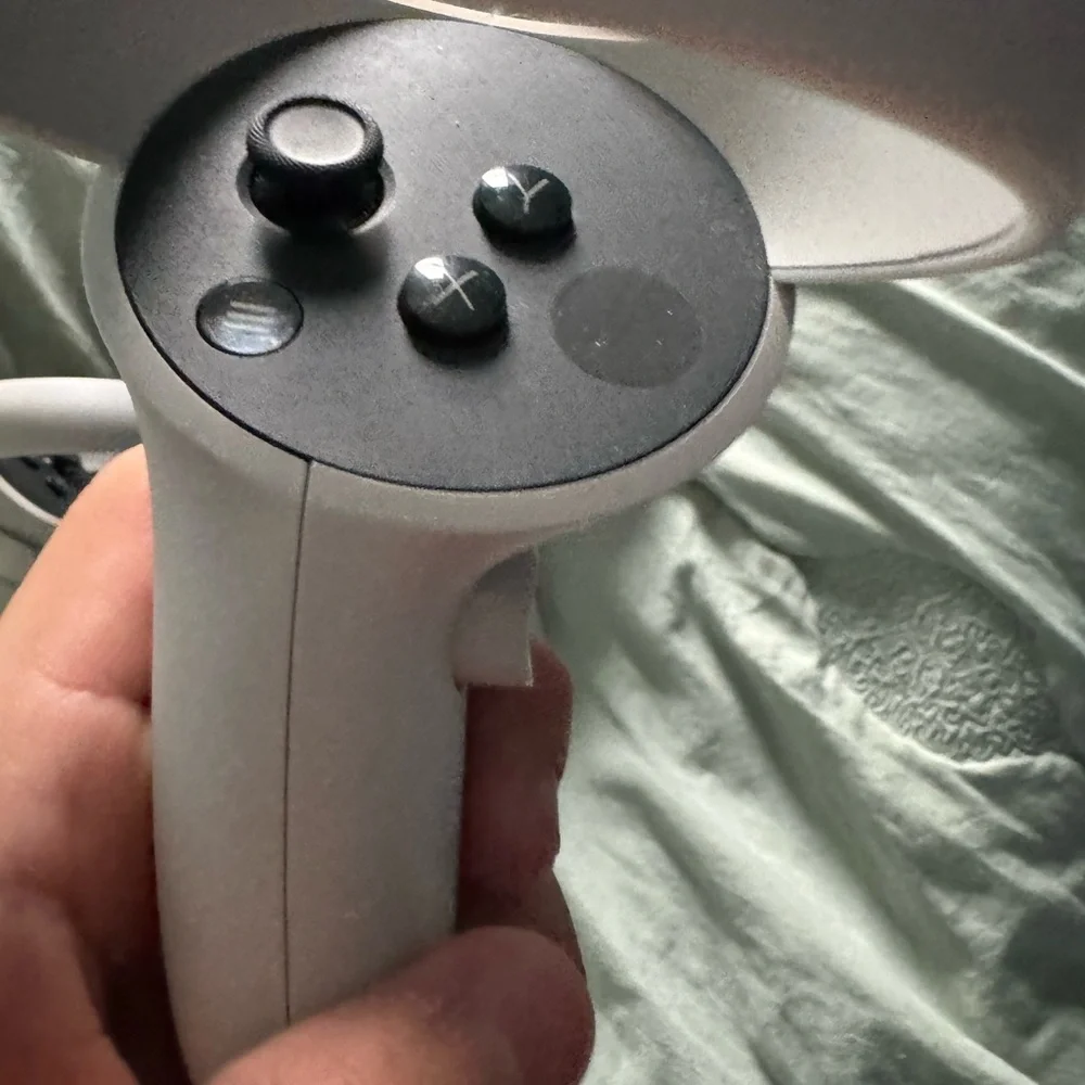 It’s a oculus meta quest 2 bearly used on great condition